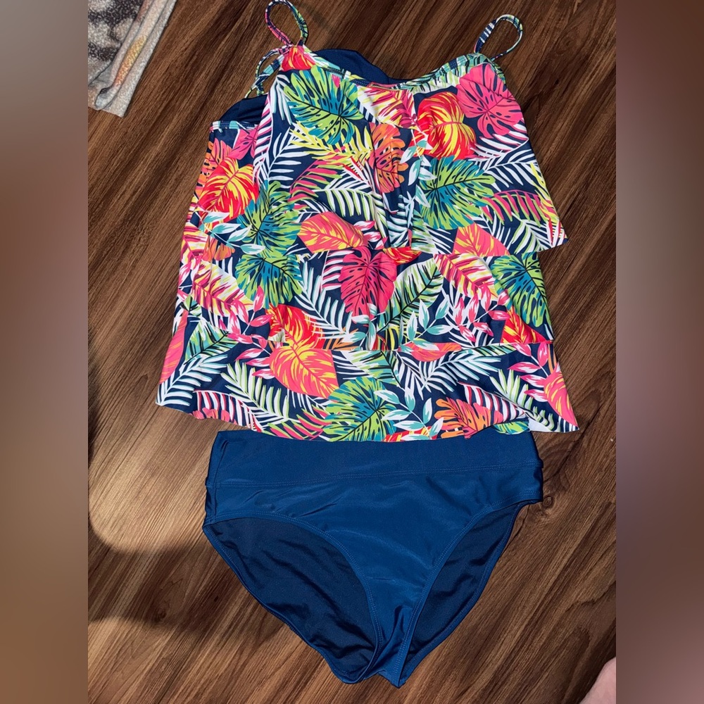 Caribbean Joe women’s Tropical Leaf two Piece  TOP IS SIZE 12 bottom is 14!!